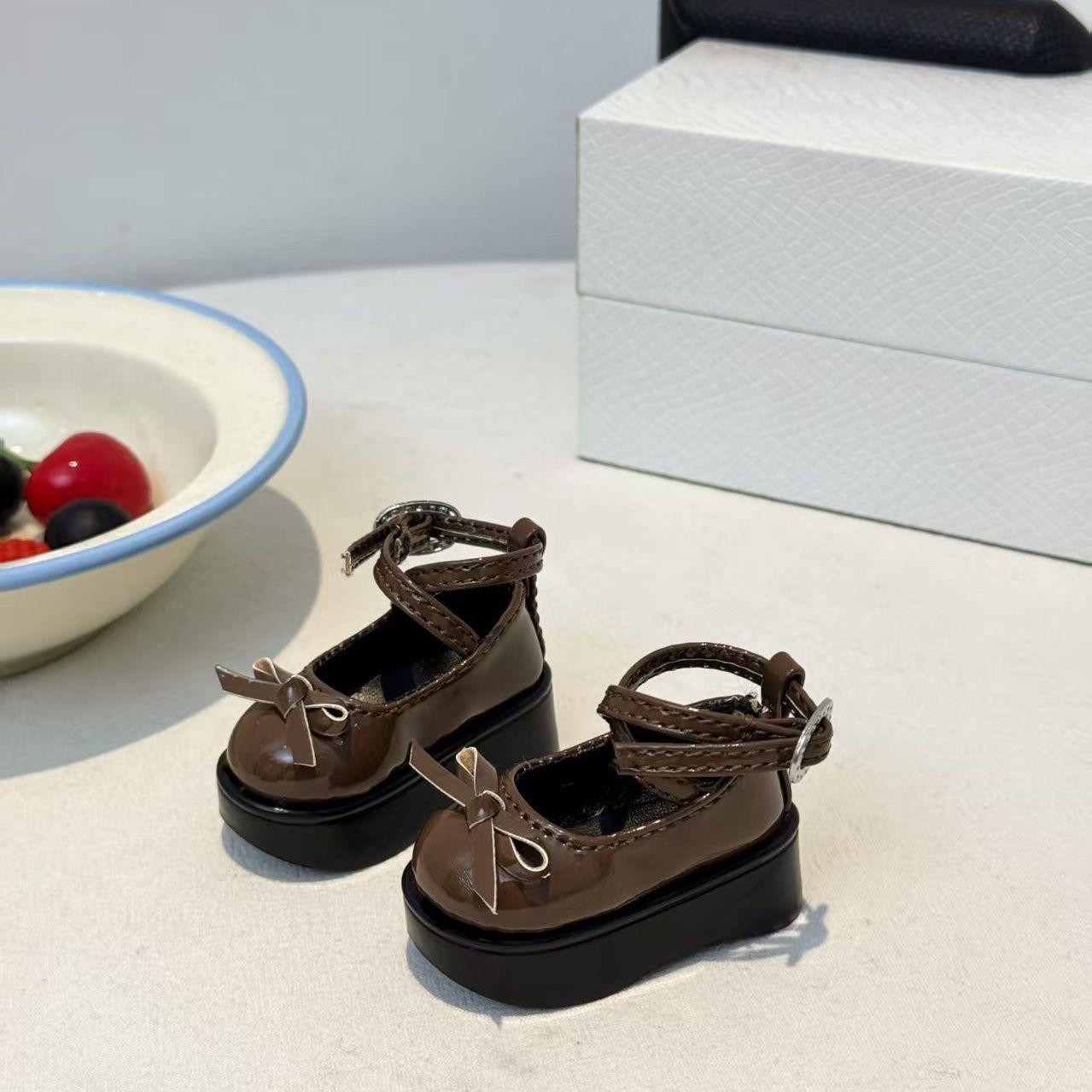 Vintage Collectible Shoes - รองเท้าตุ๊กตาสีน้ำตาลกาแฟแบบมีโบว์, หนัง PU เงางาม, อุปกรณ์เสริมรองเท้าสไตล์วินเทจโลลิต้าสำหรับตุ๊กตา BJD